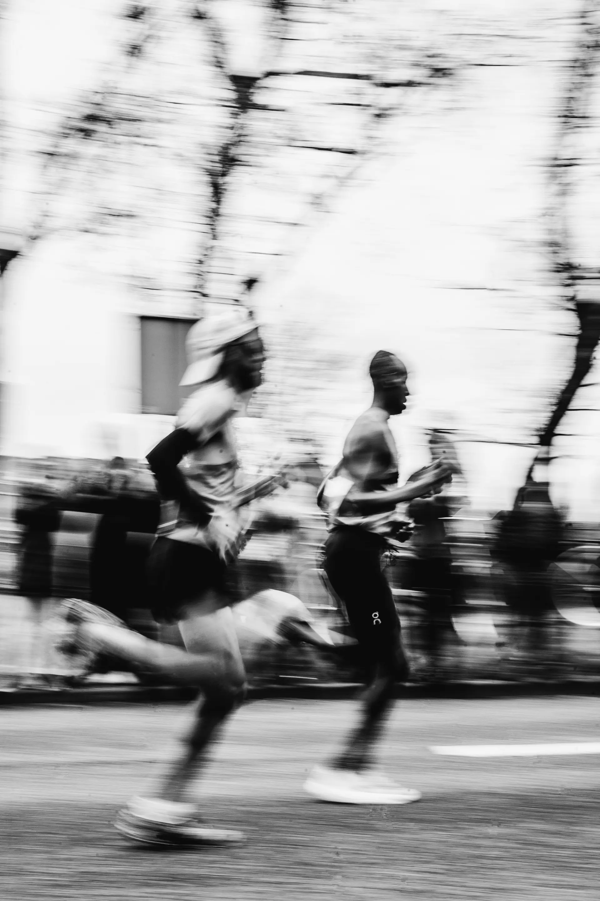 Corridori in movimento, in bianco e nero