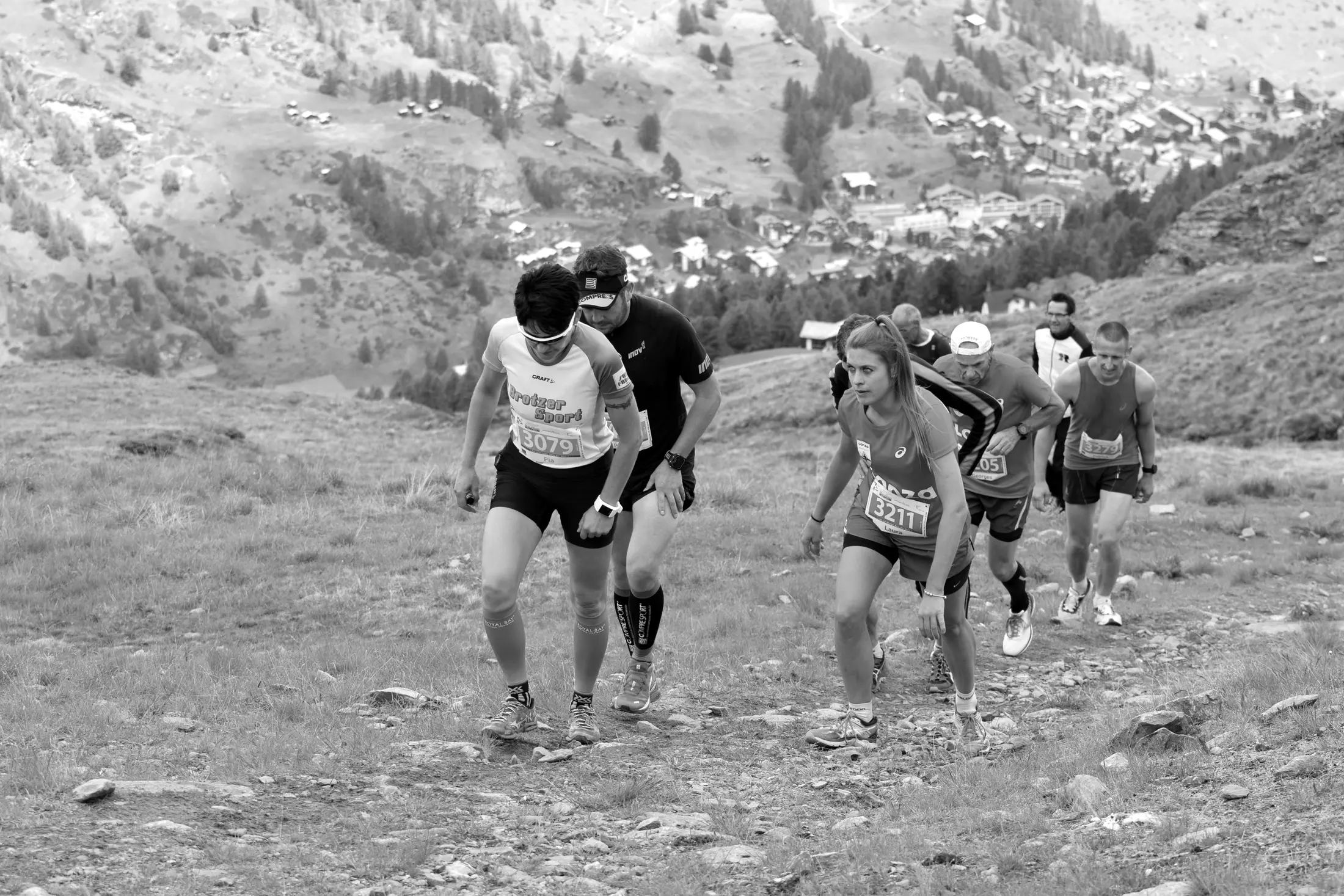 Läufergruppe auf einem Bergweg. Beispielbild, nicht aus unserem Lauf.